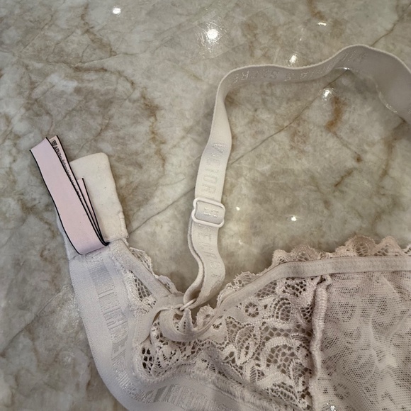Victoria's Secret‎ Lacy Sexy Bralette; RN54867; Crème; Size Small - Picture 6 of 11